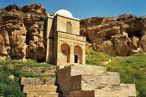 http://azerbaijans.com/uploads/Diri_Baba_mausoleum444.jpg